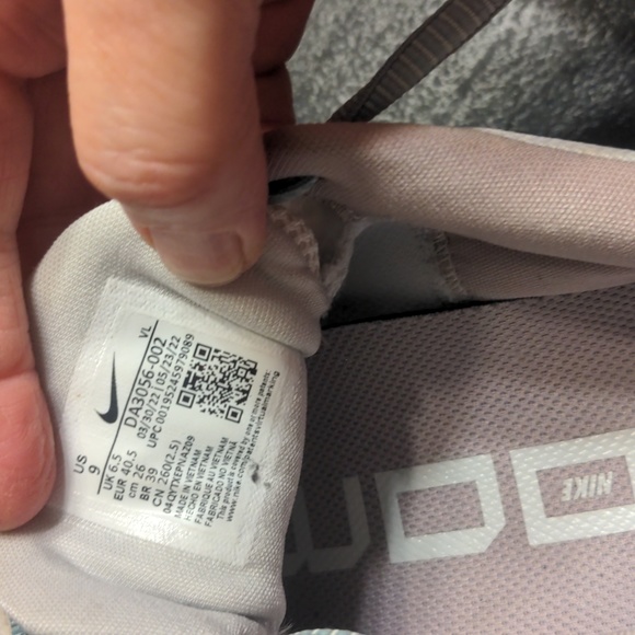 Women's Nike Winflo Zoom 8, size 9, like new, white and light blue and silver - Picture 8 of 8